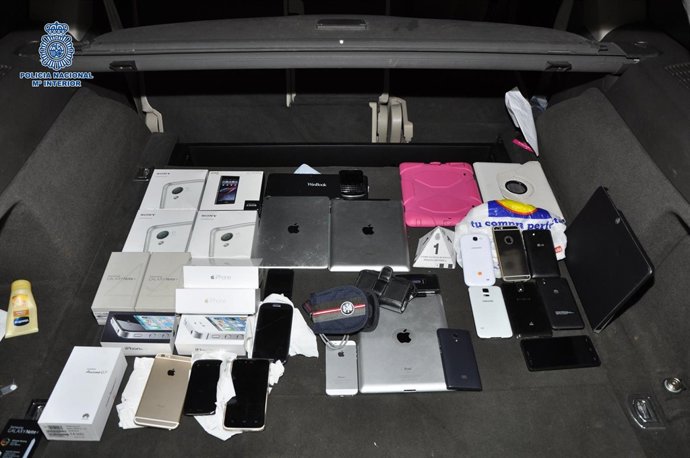 Smartphones y tabletas intervenidas en un todoterreno en málaga 