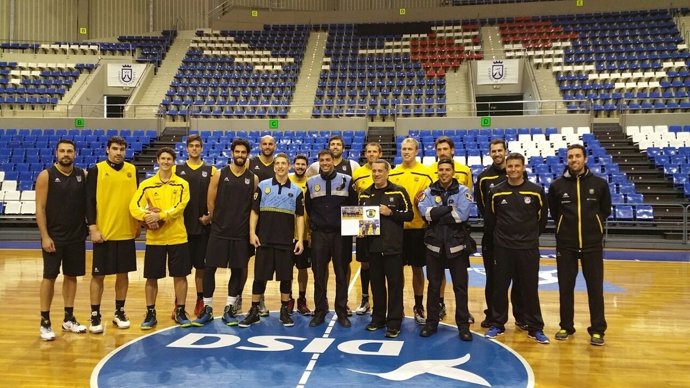 Policías Locales con jugadores del CB Canarias