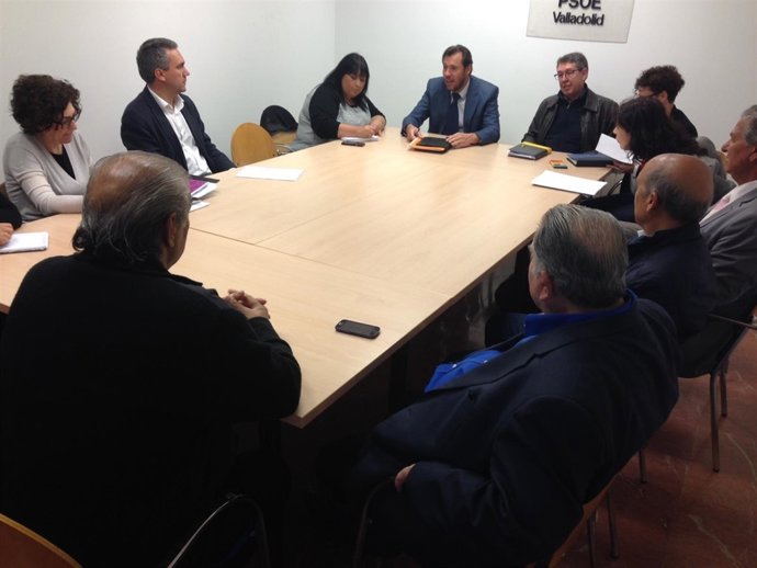 Óscar Puente con representantes de la comunidad gitana 