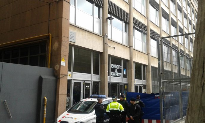 Un alumno mata a un profesor con una ballesta en barcelona