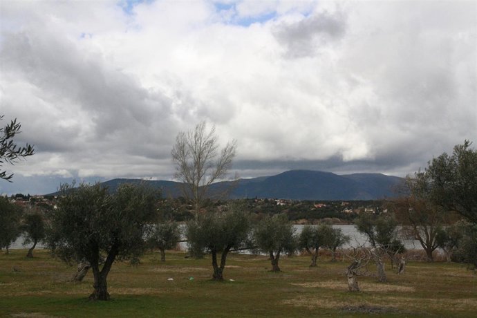 Pantano de Cazalegas,Nubes, Arboles