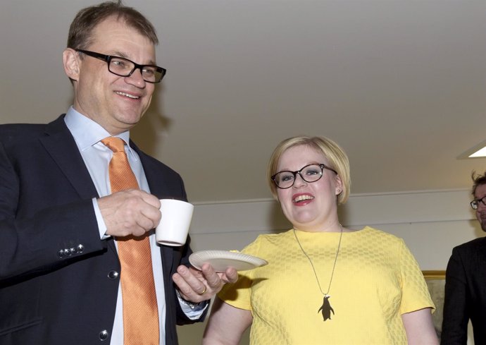 El líder del Partido del Centro finlandés (KESK), Juha Sipilä, tomando café