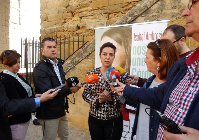 Ambrosio atiende a los periodistas