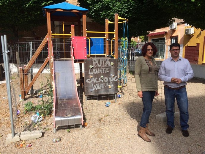 Alcobendas y García ante una zona infantil cerrada por su deterioro