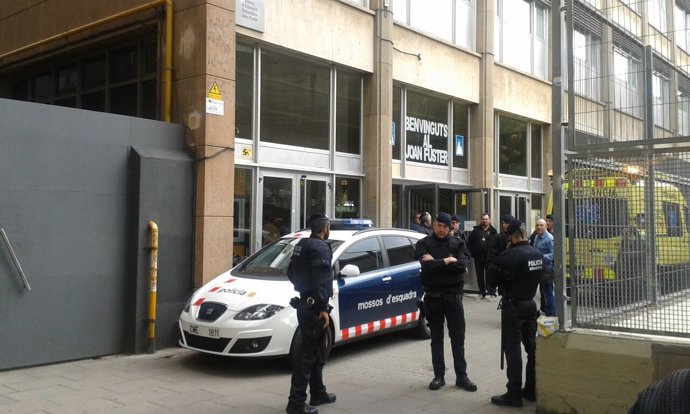 Un alumno mata a un profesor con una ballesta en un instituto de Barcelona