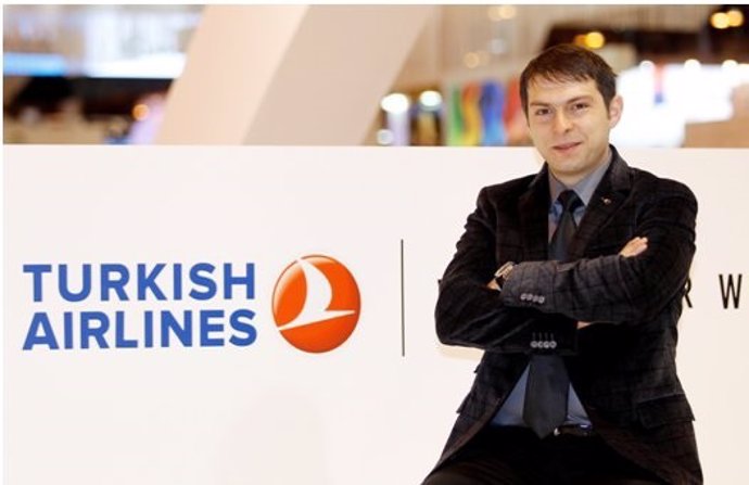 Ertan Alpay, director de Turkish Airlines en Santiago de Compostela