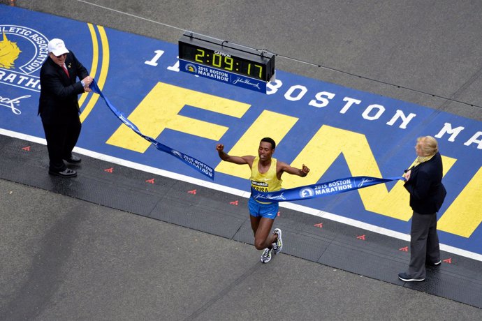 El ganador de la Maratón de Boston 2015, el etíope Lelisa Desisa 