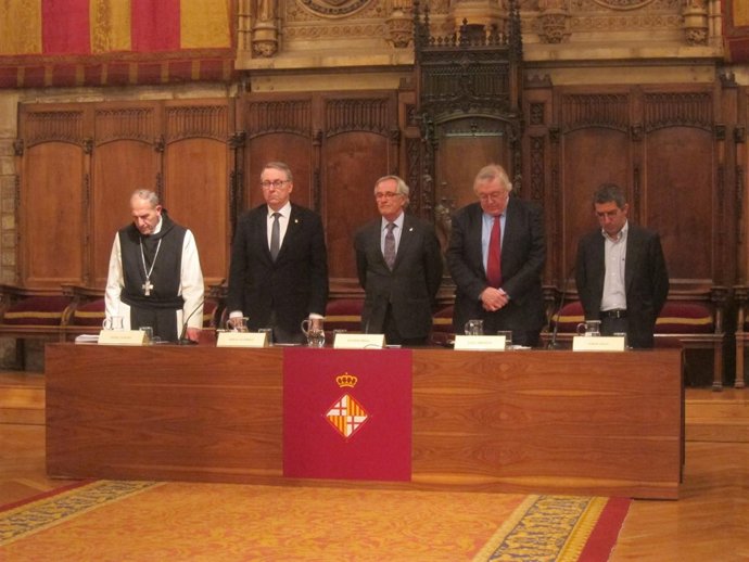 Trias encabeza un minuto de silencio por la muerte del profesor 