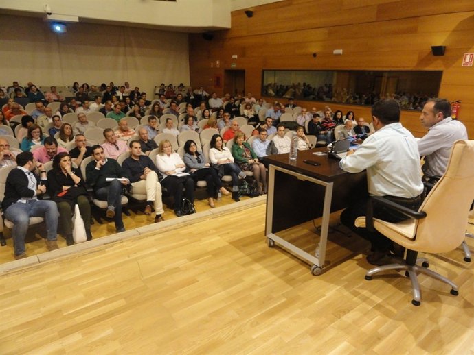 Reyes (i) en la reunión con candidatos y responsables locales de programas.