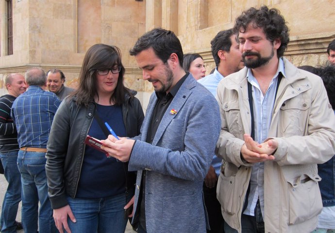 Alberto Garzón firma un autógrafo a su llegada a Salamanca