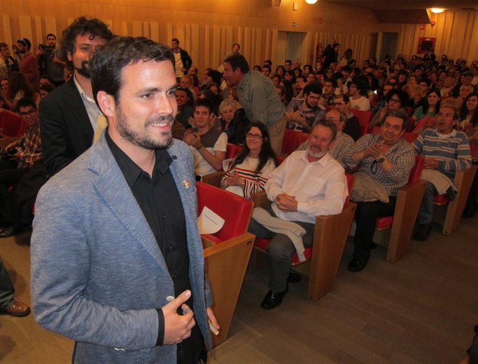 Alberto Garzón entra en la Hospedería Fonseca de Salamanca