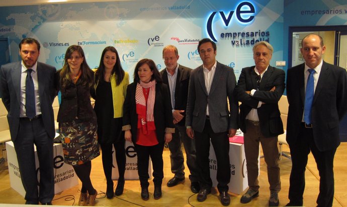 Seis candidatos a la Alcaldía de Valladolid junto a De Miguel y Marta Bermejo