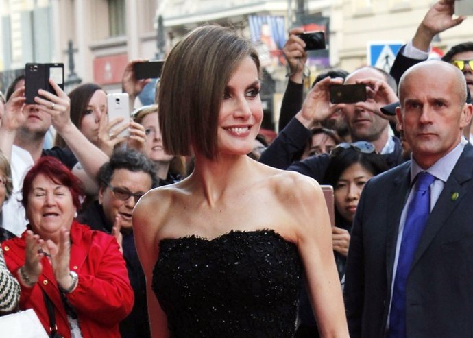 La reina letizia sorprende con su corte de pelo 