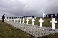 Argentina denuncia "trabas burocráticas" de Londres para identificar a 123 soldados enterrados en Malvinas