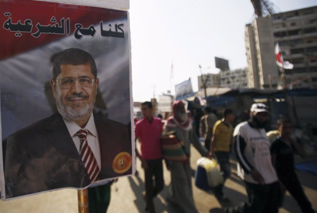 Un afiche con la imagen del depuesto mandatario egipcio Mohamed Mursi