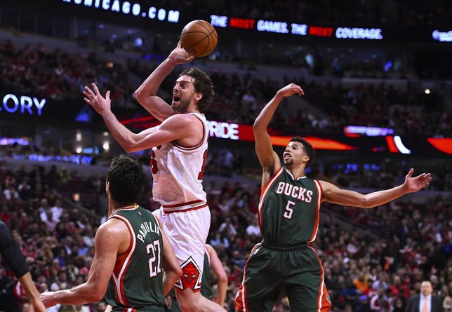 Pau Gasol entra a canasta en el Bulls-Bucks