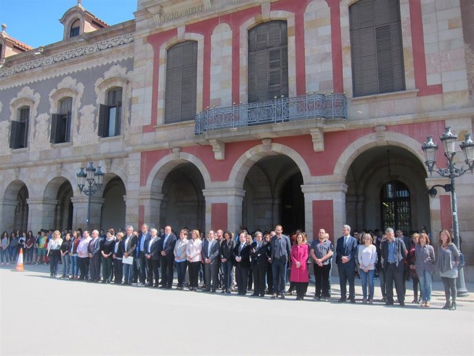 Minuto de silencio de los diputados del Parlament por la muerte del profesor