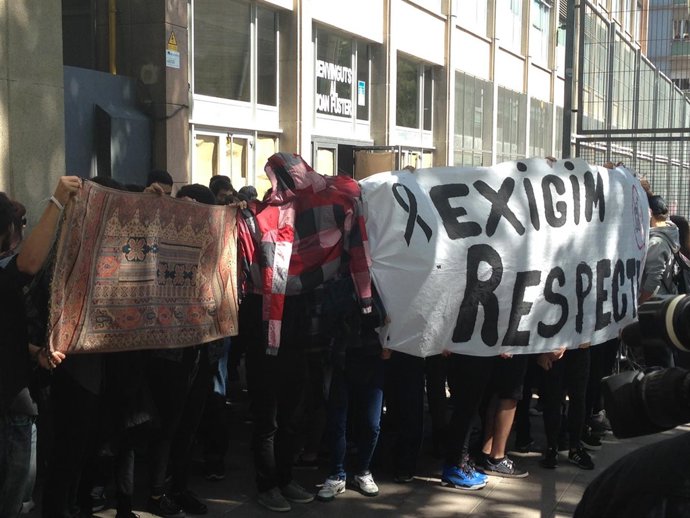 Padres y alumnos ante el Instituto Joan Fuster de Barcelona