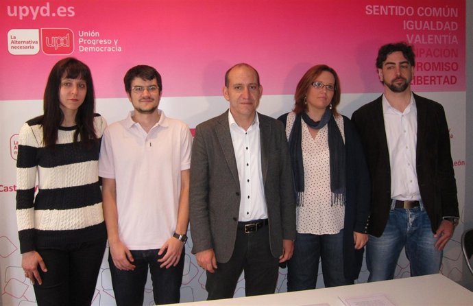 César Toquero, flanqueado por miembros de la candidatura de UPyD que encabeza
