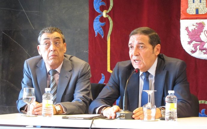  Sáez Aguado, Junto Al Delegado Territorial De La Junta En Salamanca.