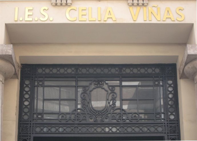La entrada del IES Celia Viñas con el escudo franquista retirado