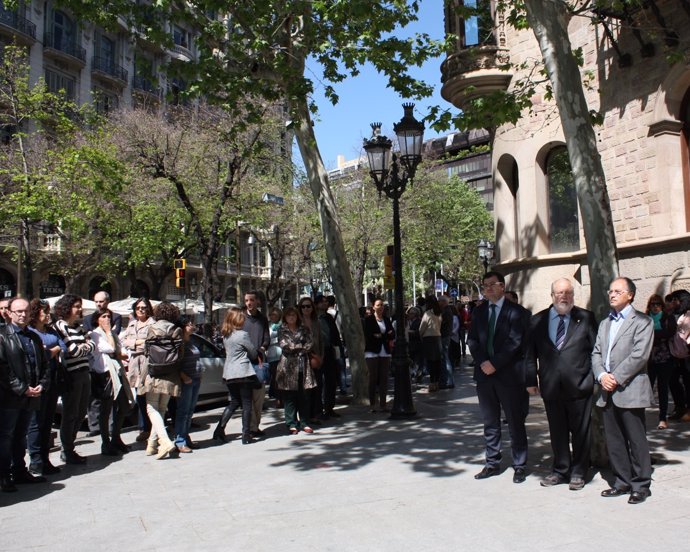 Minuto de silencio ante la sede de la Diputación de Barcelona