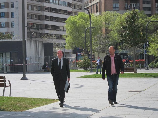 Txuma Peralta y su abogado antes de entrar al Palacio de Justicia.