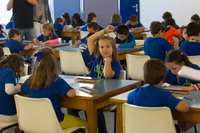 Niños. Alumnos. Jugando con el ábaco. 