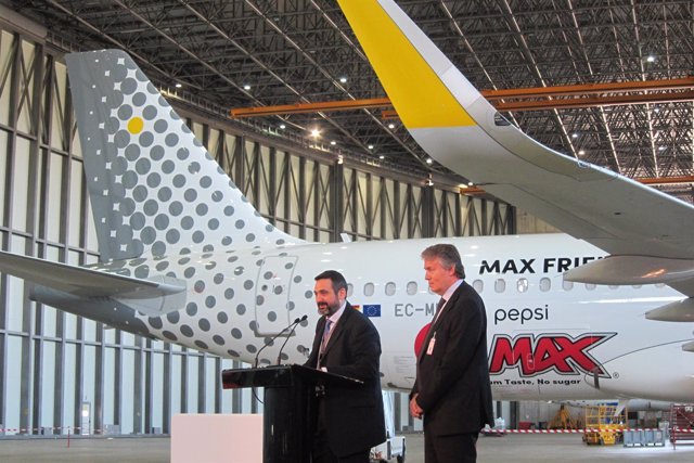 Álex Cruz y Xavier Orriols presentan el primer avión Vueling con enchufes