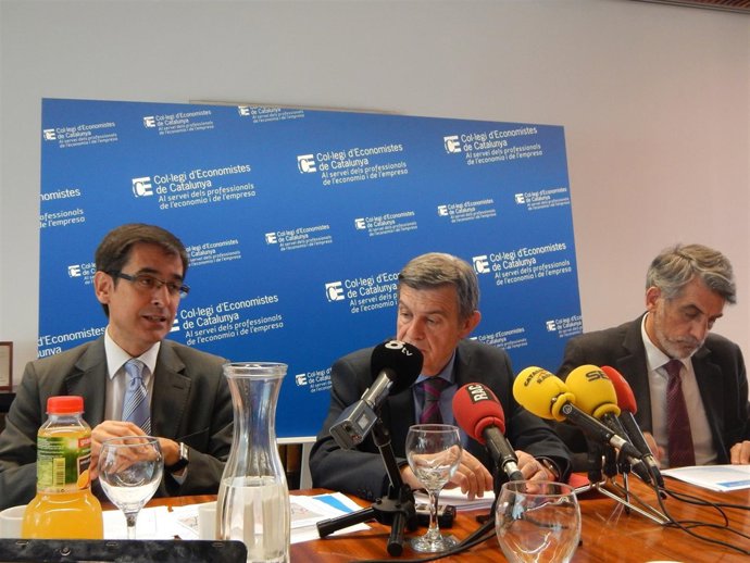 Angel Hermosilla, el decano del Cec, Joan B. Casas, y el gerente del Cec,M.Olivé