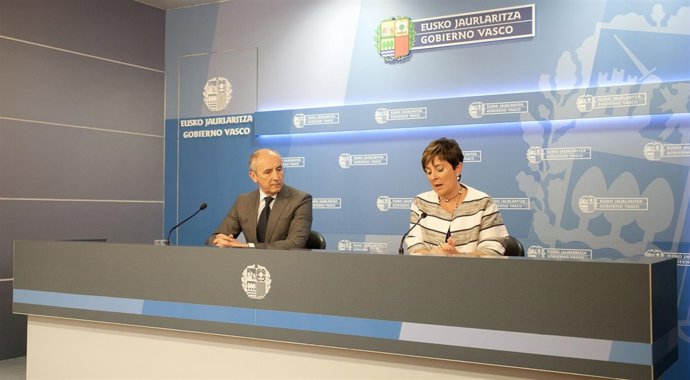 Los consejeros del gobierno vasco josu erkoreka y arantza tapia