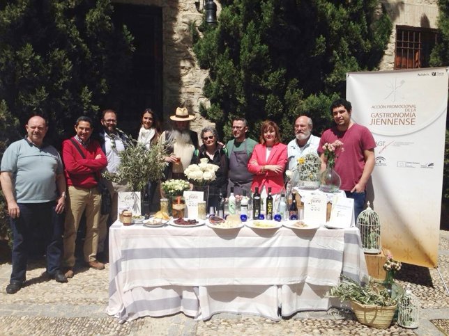 Participantes en la degustación de productos jiennenses.