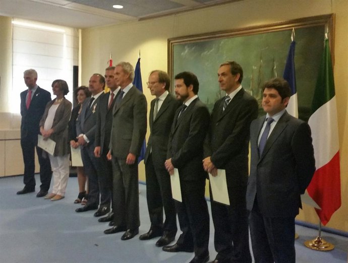 El ministro de Defensa, con el equipo médico de los heridos de Los Llanos