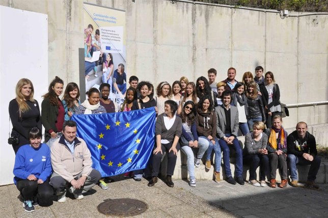 Ángel Ansa junto con los jóvenes y los formadores del curso. 