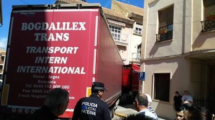 Camión atascado en una calle de Paterna