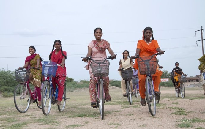 Niñas indias de la fundacion Vicente Ferrer disfrutan de sus bicicletas.