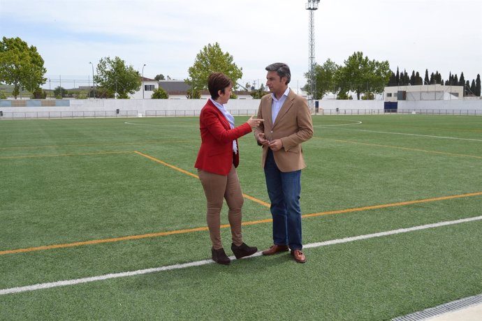 Carmona y Lorite en el campo de fútbol de Moriles