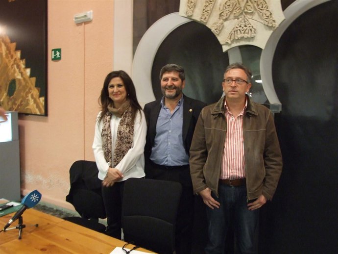 Caballero (i) en la presentación de las actividades sobre Ben Shaprut.