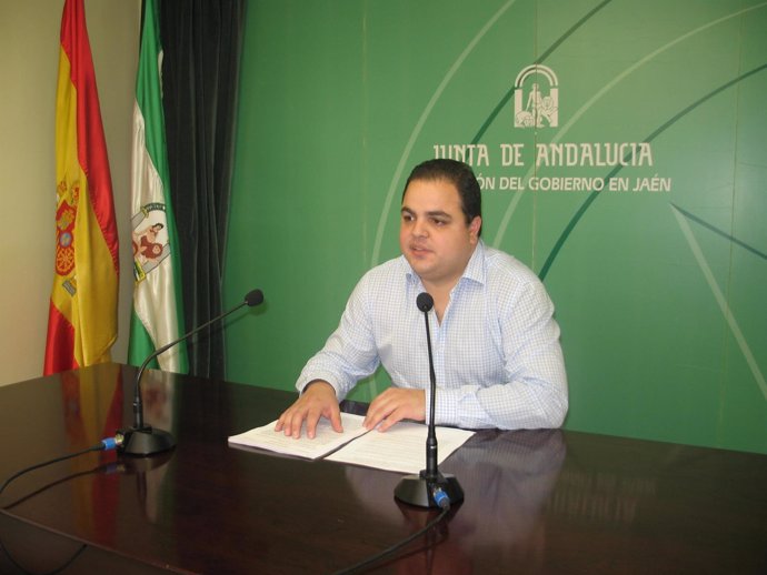 Víctor Torres presenta la nueva convocatoria del IAJ para seleccionar proyectos.