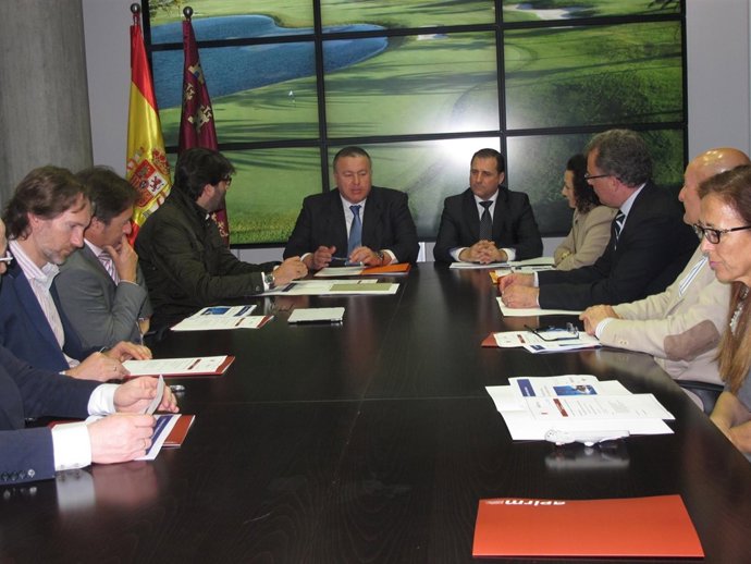El consejero de Fomento presidió la reunión de la Mesa de Turismo Residencial