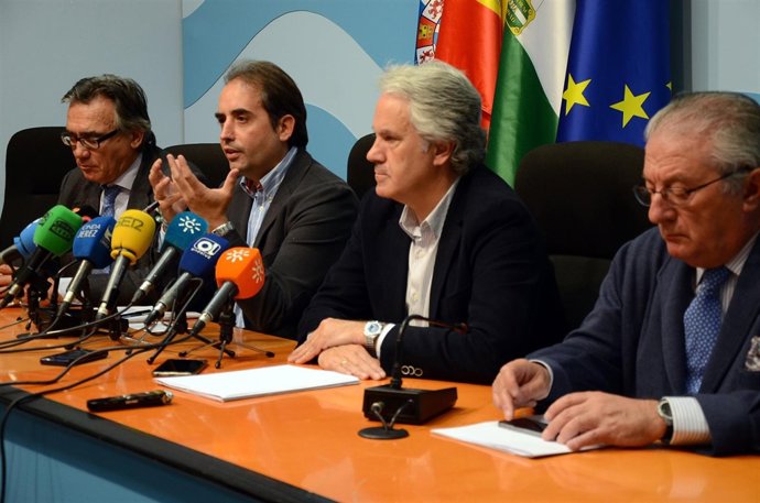 Saldaña, segundo por la izquierda, durante la rueda de prensa