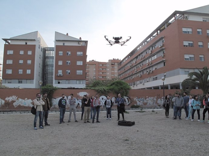 Alumnos en prácticas en el taller de drones de la UJA