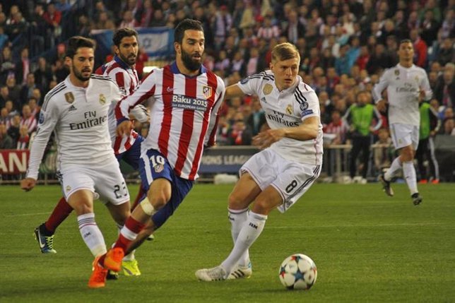 Arda Turan pelea con Kroos e Isco en el derbi de Champions