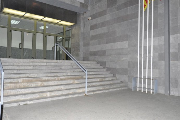 Puerta principal del Instituto de Medicina Legal de Aragón (IMLA).