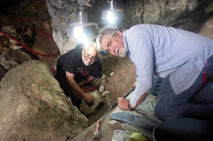 Excavaciones en la Cueva del Mirón