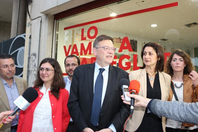 Pérez Solano este miércoles, con una chaqueta roja, junto a Ximo Puig