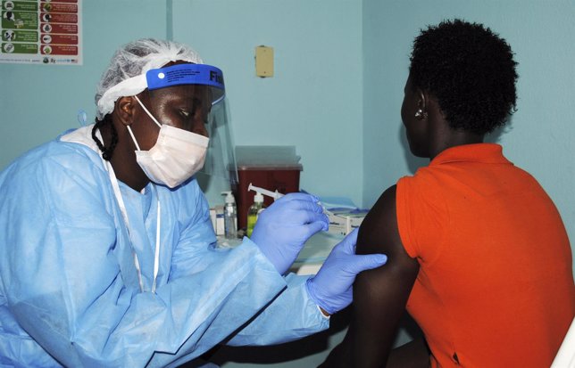 Prueba de una vacuna contra el ébola en Monrovia