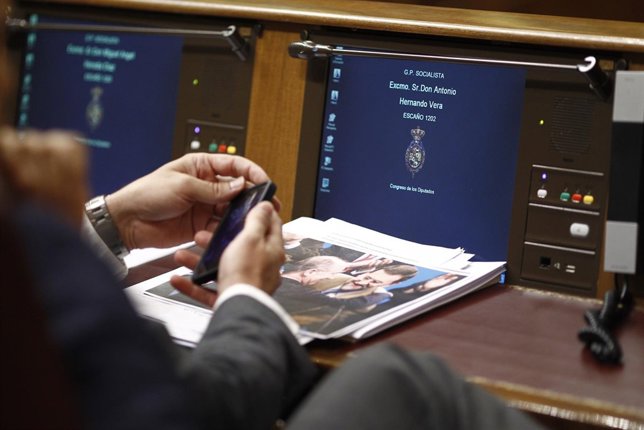 Antonio Hernando enseña fotos de Rajoy con Rato