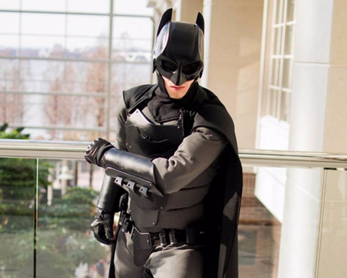 Crea un traje de Batman 'low cost' que le protege de navajazos