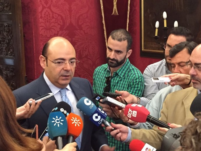 Sebastián Pérez atendiendo a los medios